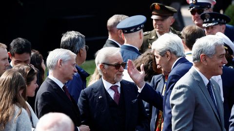 Steven Spielberg habla con John Kerry, secretario de Estado de EE.UU. 