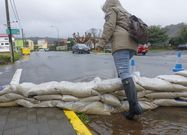 En la calle San Salvador de Fene se mantiene una barrera de sacos de arena. 
