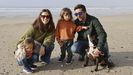 Iria Rodr�guez Menacho y Jairo Mera, con sus hijos, Lois y Mauro (jersey naranja), este jueves, en la playa de Patos, en Nigr�n