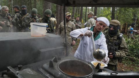 Soldados ucranianos esperan la comida tras un entrenamiento en Bucha, en la regi�n de Kiev