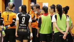 Lucas da instrucciones a las jugadoras del Burela FSF en un partido