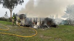 Incendio en una bodega de Sedes, en Nar�n, este jueves por la tarde