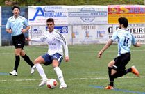 El dumbri�s Luisito controla un bal�n ante la presi�n de un rival.