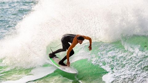 Montero surfeando entre Matadero y Orzn