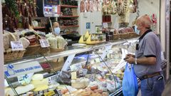 Quesos de denominaciones de origen, a la venta en una tienda de la plaza de abastos de Lugo