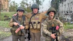 Captura de v�deo en la que se ve al fundador de Wagner, Yevgueni Prigozhin, posando con dos de sus mercenarios