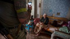 Un polic�a  toma im�genes en el interior de una vivienda durante una evacuaci�n en la localidad de Antonivka, en la provincia de Donetsk