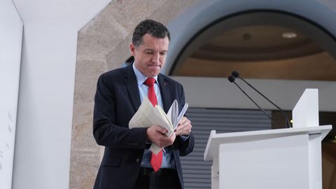 El consejero de Agricultura tras la rueda de prensa de esta ma�ana para informar sobre ls novedades en torno al foco de peste porcina africana