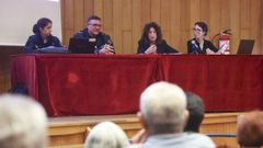 Las abogadas Carolina Lpez y Adela Fernndez y dos policas nacionales, en una charla sobre bullying celebrada el lunes en Ferrol.