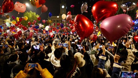Residentes de Wuhan, la localidad donde se inici� la pandemia del covid-19, recibieron el a�o nuevo con globos