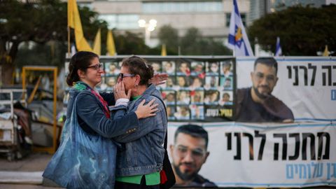 Dos mujeres�israel�es lloran ante las fotos del �ltimo reh�n Ran Gvili.