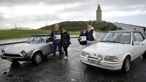 ruta.Diego y Sonia, en un Ford Escort Cabrio (a la derecha), y Paco y Nuria, en un motor Fiat con carrocer&iacute;a de Pininfarina. Ambas parejas han cubierto la Ruta N-VI siguiendo un proyecto premiado en Europa y que incluye mapas segmentados y enriquecidos por los tramos que completan la experiencia
