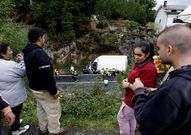 Vecinos de Boente observan el rescate de un accidente.