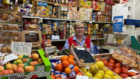 Luc�a Fern�ndez lleva al frente de su fruter�a y charcuter�a 38 a�os