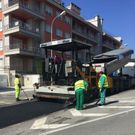 Obreros trabajando en la calle Progreso ayer por la ma�ana. 