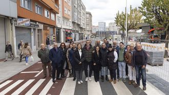 Inés Rey y las concejalas Montse Paz y Noemí Díaz en la Avenida da Sardiñeira junto con vecinos, comerciantes y responsables de la empresa que ejecutó la renovación