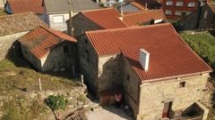 Con la ayuda de Medio Ambiente los propietarios de esta casa de Muros restauraron el tejado de la antigua vivienda
