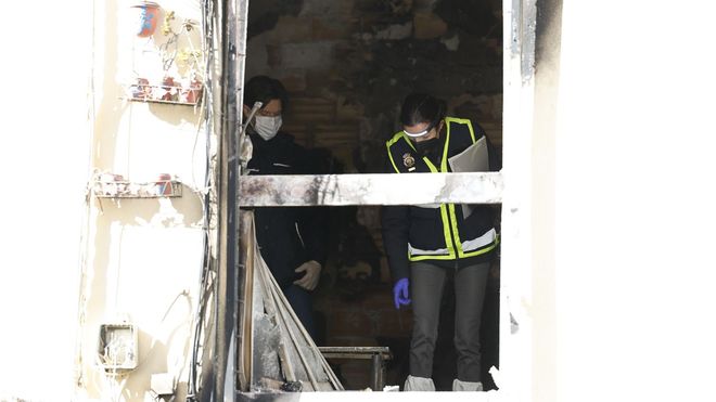 Agentes inspeccionando la vivienda siniestrada