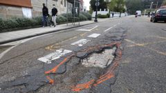 Un bache marcado con pintura, a las afueras de Vigo, en imagen de archivo.