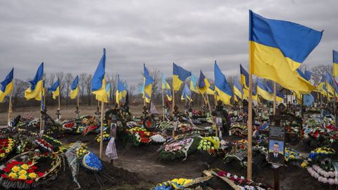 Banderas ucranianas entre las tumbas de soldados en el cementerio militar de Kramatorsk, en Donetsk