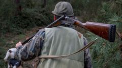 Un cazador en un tecor de Ourense.