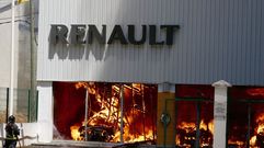 Grave incendio en un concesionario de Becerre�
