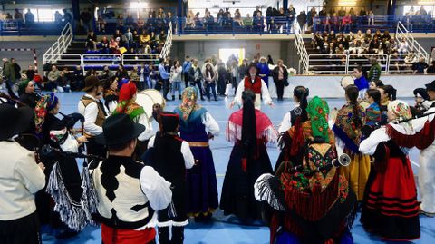 Actuacin de cantareiras, pandereteiras y gaiteiros de las escuelas del Padroado da Cultura de Narn.