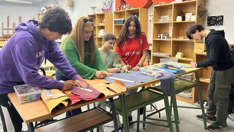 Participantes do obradoiro de coiro organizado no IES Sanxillao de Lugo