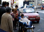 Un enfermero atiende a la herida al lado del coque que la atropell�.