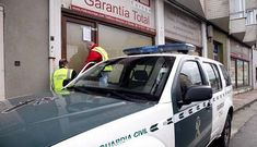 Agentes de la Guardia Civil precintando ayer por la tarde el local que se utilizaba como conservera.