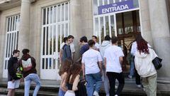 Imagen de archivo de alumnos de secundaria entrando en el IES Lucus Augusti, de Lugo