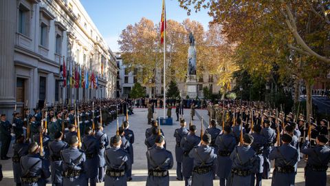 Ceremonia de izado de la bandera frente al Senado, en la plaza de la Marina Espaola, para celebrar el Da de la Constitucin, este mircoles, en Madrid.