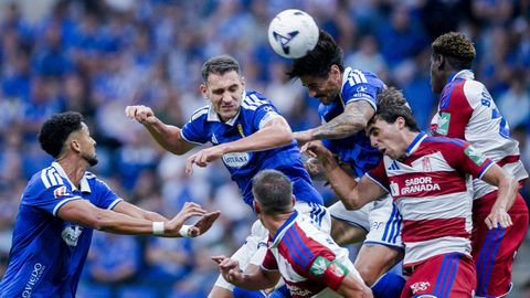 Calvo, Costas y Chris Ramos disputan un bal�n en el Real Oviedo-Granada