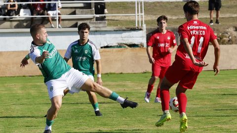 Jairo L�pez corta un bal�n en el duelo ante el San Tirso con el que el Burela abri� esta temporada
