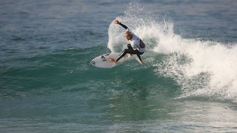 Un surfista en la playa de Razo.