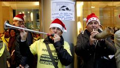 A Santa Claus para pedir sus ahorros