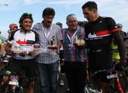 <span lang= es-es >Homenaje</span>. Al pie del santuario de la Virxe da Barca, el alcalde muxi�n, F�lix Porto, obsequi� a Claudio Chiapucci, Miguel Indur�in y a su hom�logo Jos� Manuel Peque�o. 