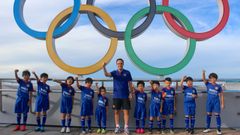 Cote Iglesias y sus alumnos en una de las zonas ol�mpicas de Yokohama