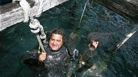 El en�logo del Bierzo, en una imagen del 2008, mientras rescataba varias botellas sumergidas en una batea y todav�a no se hab�a dejado crecer su caracter�stica barba