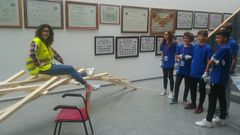 Los alumnos del IES Monte das Moas (A Coru�a) ven c�mo su puente da Vinci funciona a la perfecci�n
