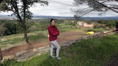 Ana Mar�a Gonz�lez, socia del proyecto, en uno de los bancales acondicionados en Gullade