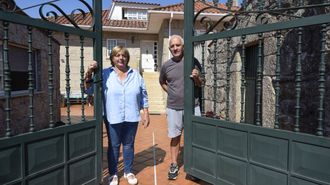 Mar�a Elisa Solla, en Almofrei, y Jos� Javier Mart�nez, en Tenorio, junto al portal de su casa, que est� dividida en dos parroquias de Cerdedo Cotobade
