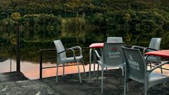 La terraza del local, con el río de fondo.