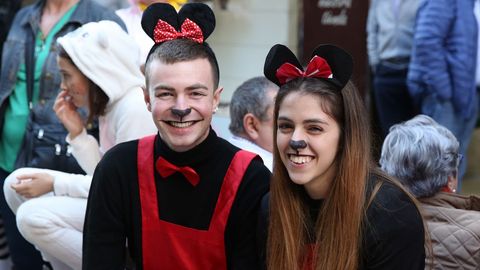 S�bado de pi�ata en Celanova.Los gruposy comparsas estuvieron muy animados, con tem�ticas variadas, como Mary Poppins, las vespas. Y el p�blico tambi�n colabor� con el  atrezzo .