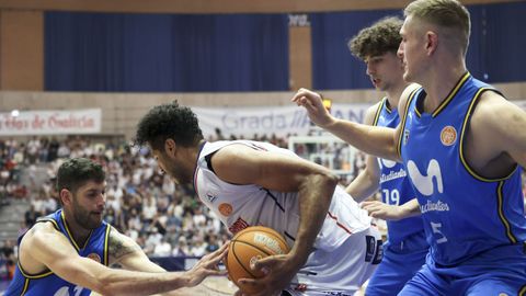 Felipe dos Anjos, rodeado por tres jugadores del Estudiantes