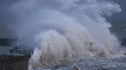 Una ola gigante se estrella contra el puerto pesquero franc�s de Pornic durante un temporal.