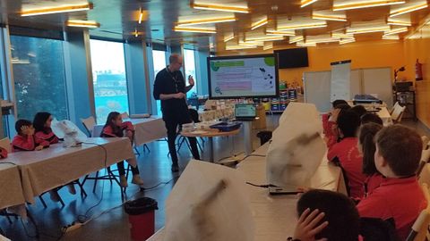 Alumnos del colegio lucense Cervantes en un taller de Voz Natura sobre el mundo microscópico