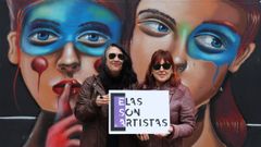 Silvia Penide (izquierda) y Yolanda Villa, con el cartel del ciclo Elas son Artistas