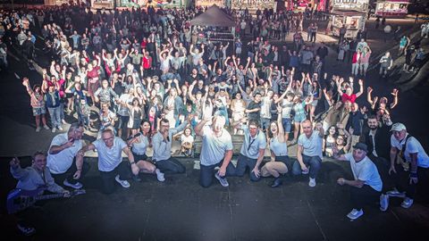 En primer trmino, los componentes de la orquesta Salsarena con el pblico en una actuacin reciente