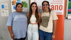 De izquierda a derecha: Lidia Garc�a, Bel�n Garc�a y Carmen F�lix. Estas tres mujeres son gitanas y han roto con las barreras educativas impuestas a su comunidad